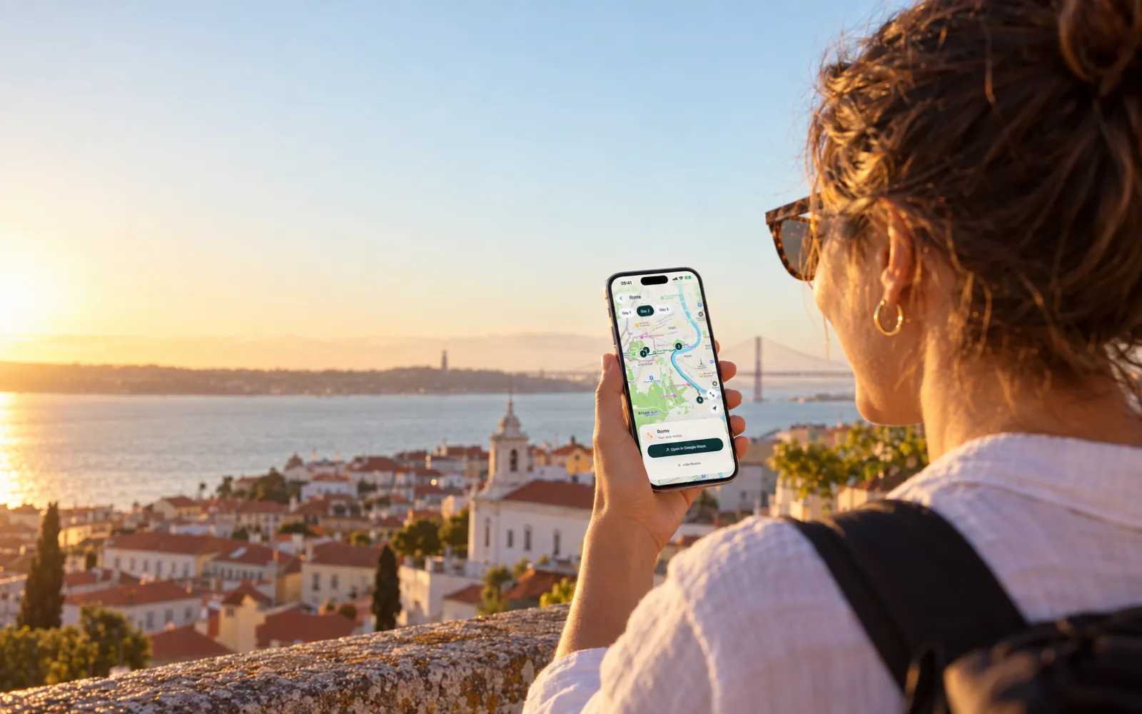 Viajera planificando el día con TravelTrail en un mirador de Lisboa