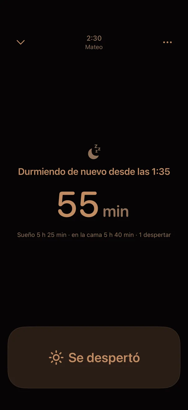 Modo noche de Velita: una pantalla oscura con el tiempo de sueño y un botón grande de «Se despertó»